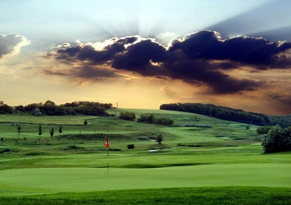 Foto: Golfplatz vor dem Sonnenuntergang